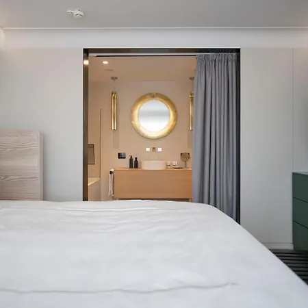 Becozy Self Check-in & Pop-up Hotell 4*
